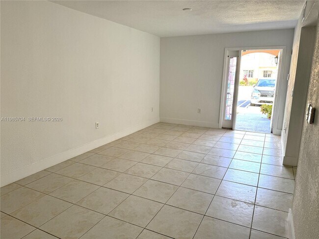 Photo - 1260 SE 28th Ct Unidad 104