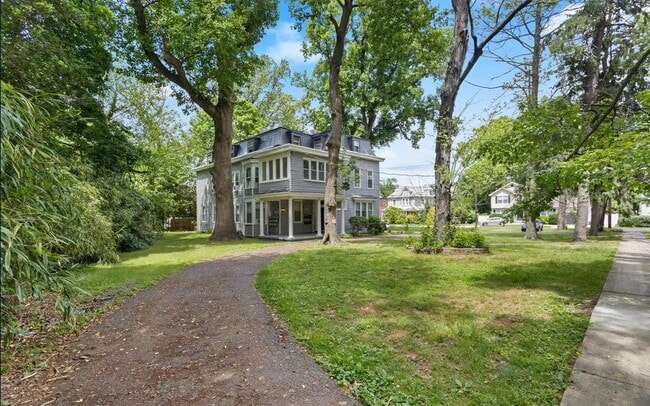 Building Photo - 117 E Walnut Ave