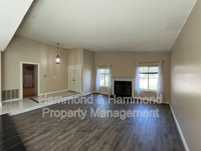 Photo - 2534 Roxy St