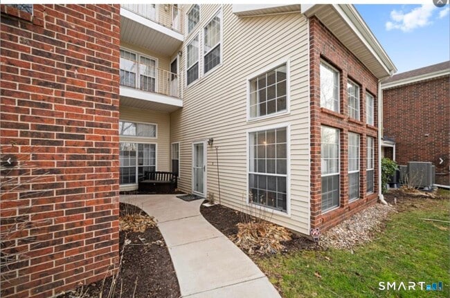 Building Photo - 211 Carriage Crossing Ln Unit 211