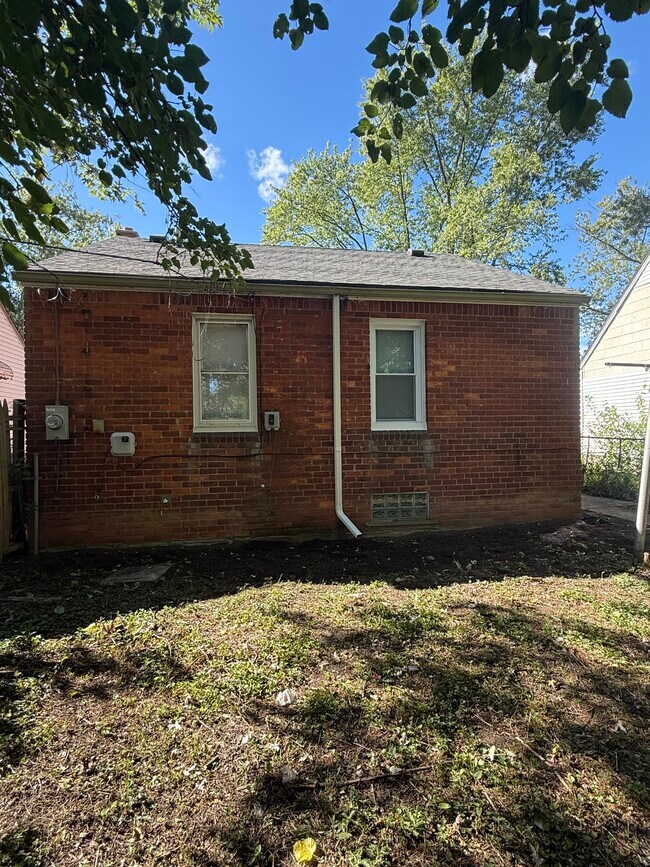 Photo - 16083 Manning St