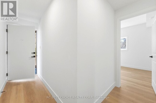 Photo - 108 Briscoe St E