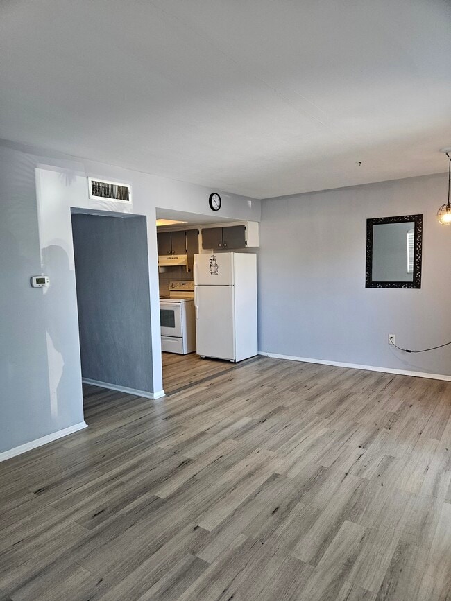Kitchen and dining area - 312 Avanda Ct Unit 9