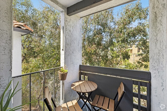 1BR, 1BA - 650SF - Balcony