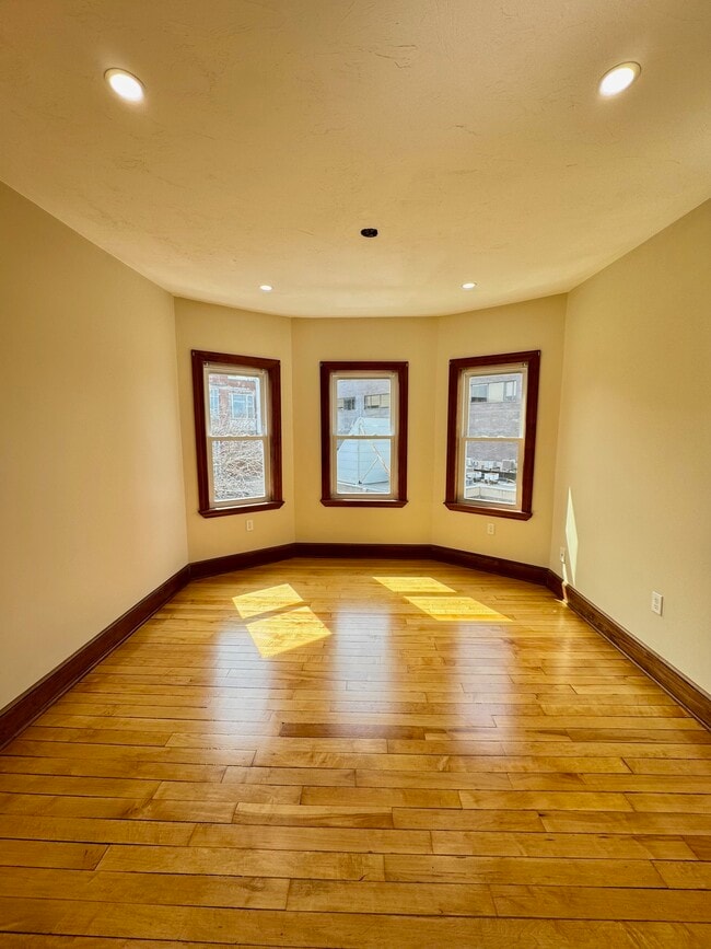 Photo - 114 Line St