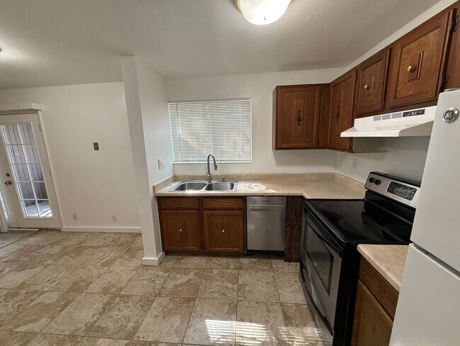 Photo - Beautiful Two Bedroom Apt; Salt Lake City, 1,000 sq ft; New Flooring Unidad 3372