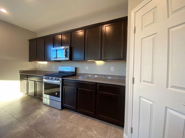 4 BED 2.5 BATH 2 CAR GARAGE, LARGE CORNER... - 4 BED 2.5 BATH 2 CAR GARAGE,  LARGE CORNER... House