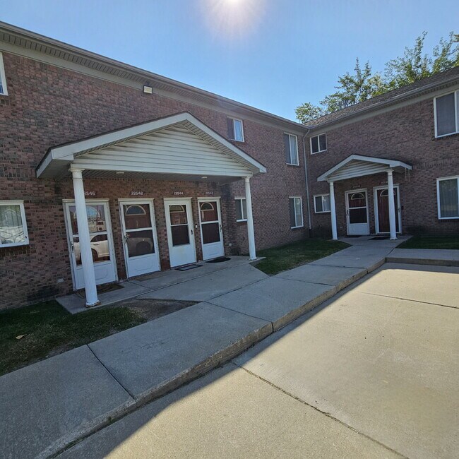 Building Photo - Spacious and Clean 2 Bedroom, 2 Full Bathr... Unit 3 Rental