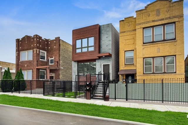 Building Photo - 1336 N Hamlin Ave Unit 1 Rental