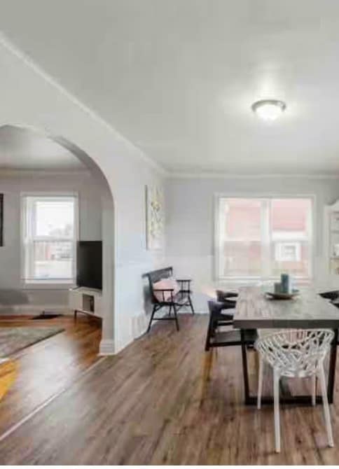 Building Photo - 4 bed with office 1.5 bath Urban Artsy Home