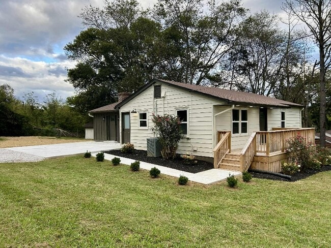 Photo - 304 Greenview Dr