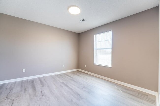 Photo - 334 Hawthorne Oaks Way