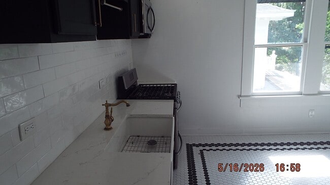 Photo - 940 W Mulberry Ave Unit Upstairs Front 2