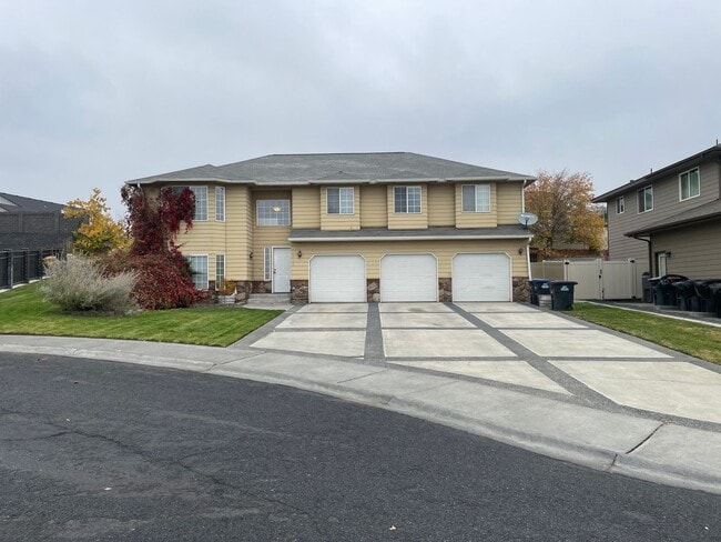 Building Photo - Large 4 Bedroom Home