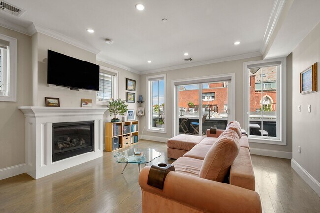 Building Photo - 205 W 8th St Unit 5A