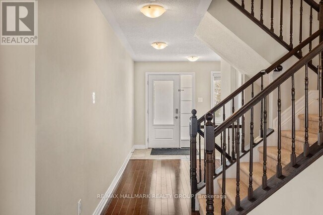 Photo - 3513 Woodroffe Ave