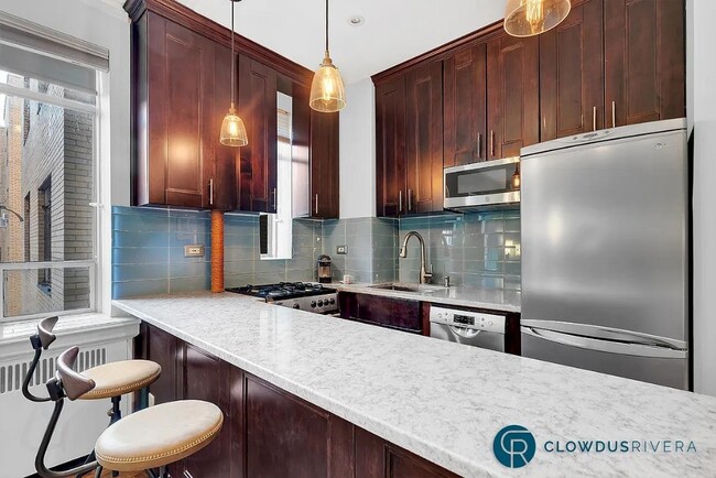 Building Photo - 250 W 24 St Rental