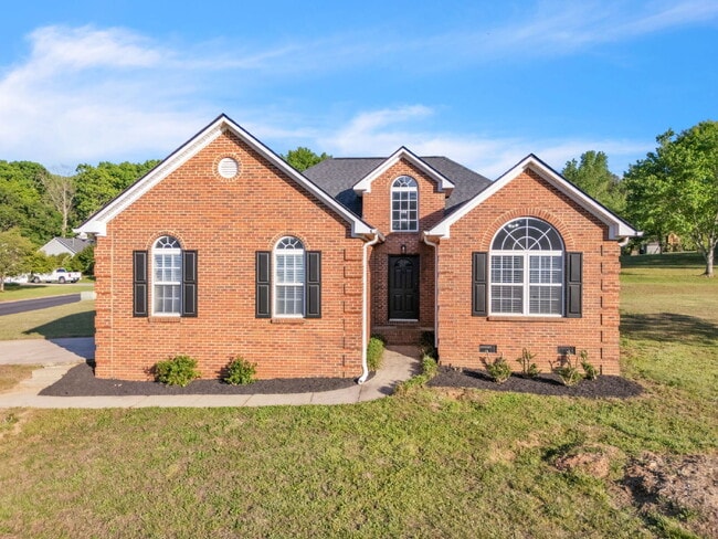 Building Photo - Beautiful 3-Bedroom Retreat with 2 Full Baths in Scenic Woodruff $1,875/mo rent