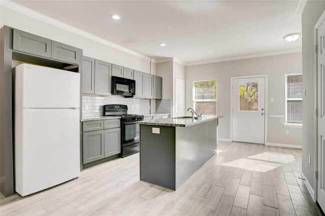 Photo - 1045 Marcolin St