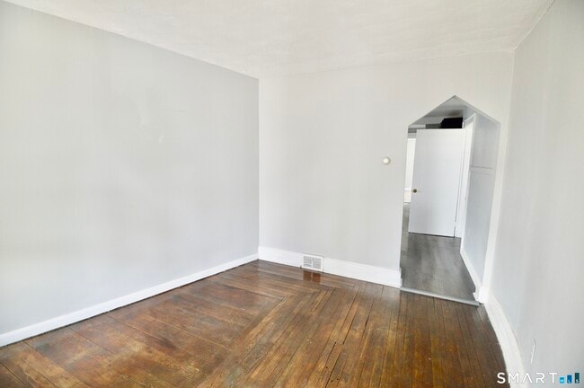 Photo - 2310 Barnum Ave Unidad First floor