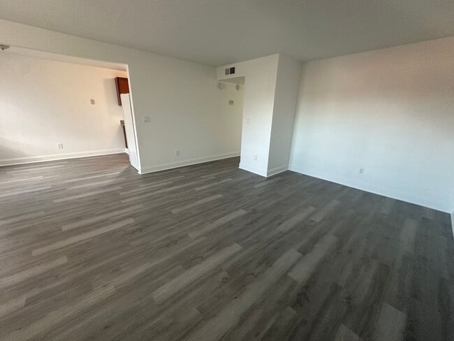 Building Photo - 1948 Country Club Ct Unit #2