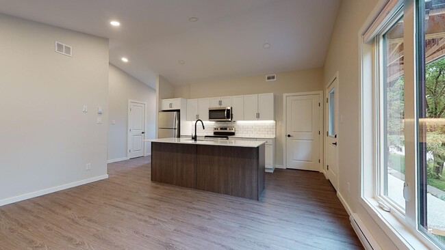 Photo - 206 Yale Ave E