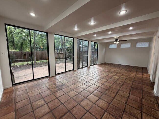 Photo - 802 Leonard St