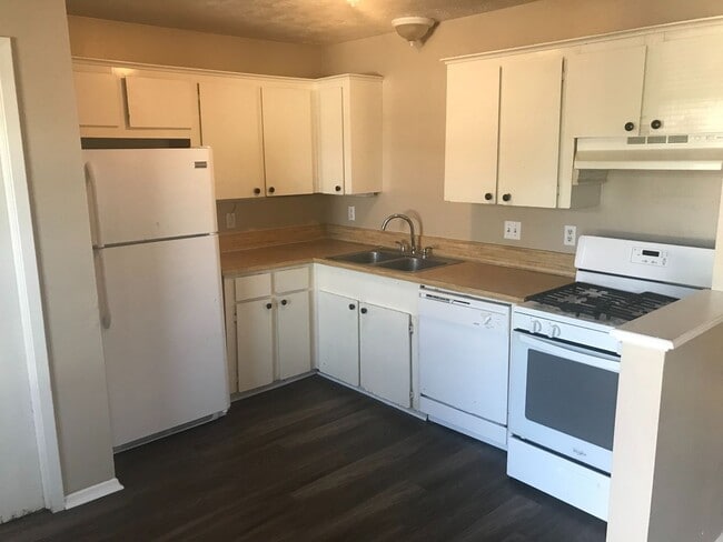 Building Photo - TWO BEDROOM DUPLEX TO SHARE WITH YOUR FURR... Rental