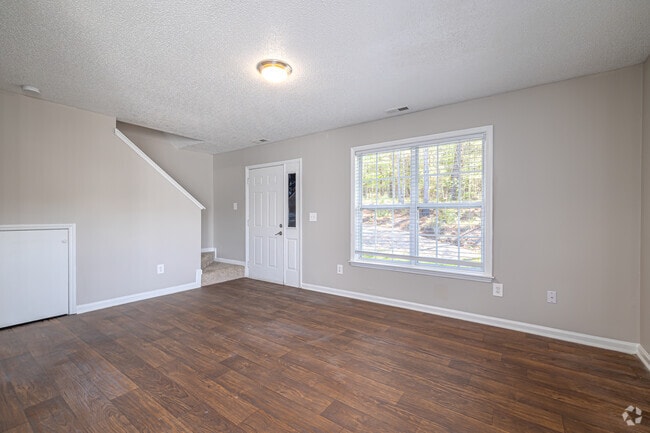 2BR, 1.5BA - 817SF - Living Room