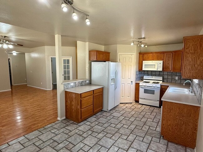 Photo - Great 3 Bed 2 Bath With Study In Edmond
