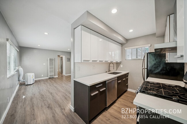 Building Photo - 252 S New Hampshire Ave Unit 4