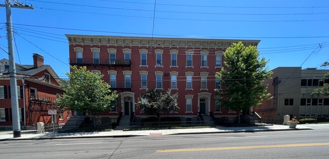 Building Photo - 2362 Auburn Ave Unit 4