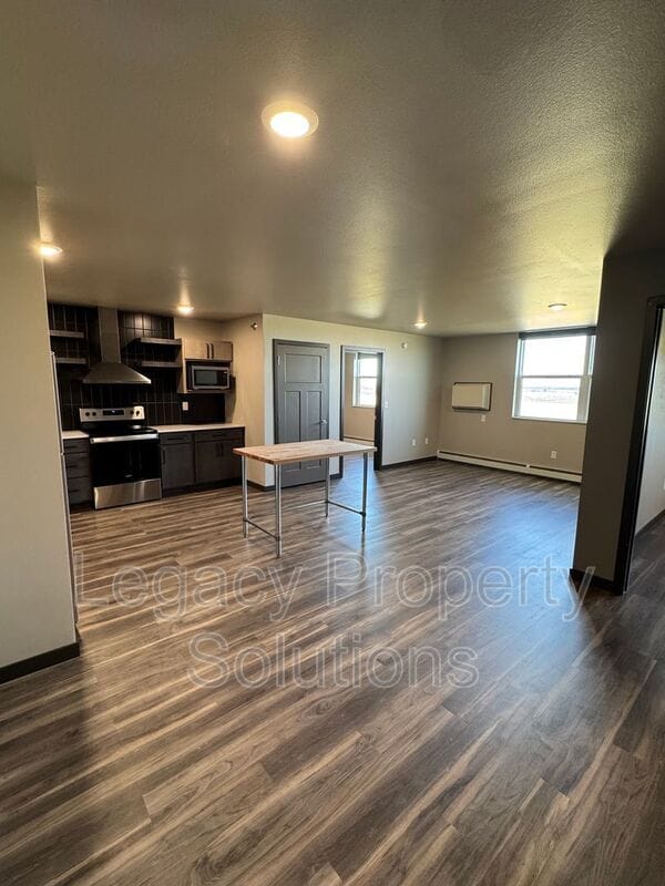 Photo - 220 E Greenfield Ln