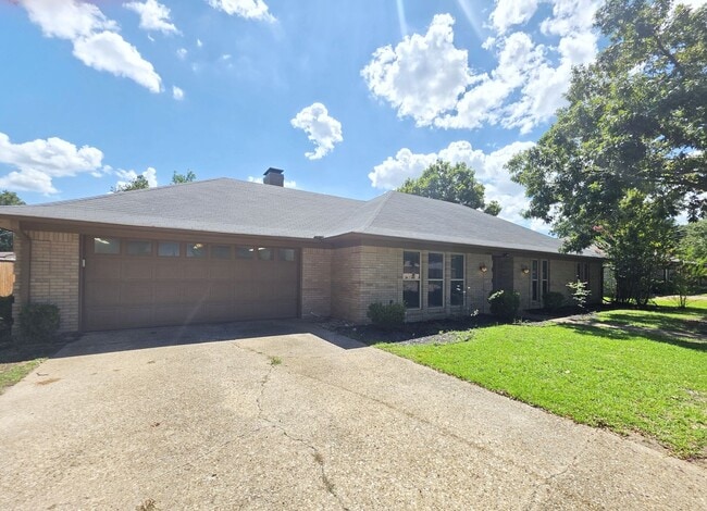 Photo - 1404 Woodbridge Dr
