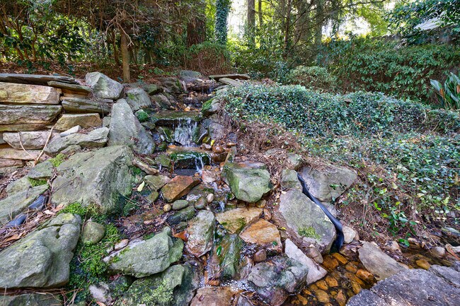 Photo - 2311 Pembrook Pl NE