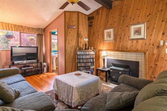 Photo - 131 S 202nd St