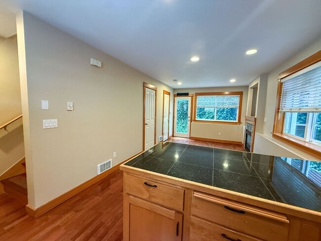 Photo - 2bd/1.5ba Seattle Condo Unidad A