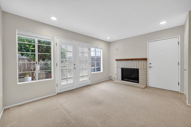 Photo - Spacious 3-Bedroom Townhome in Orangethorp...
