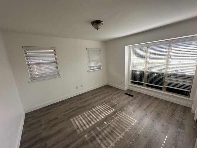 Photo - 5208 Mackleman Dr