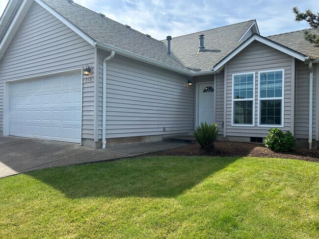 938-940 Boardwalk Ave. NE
