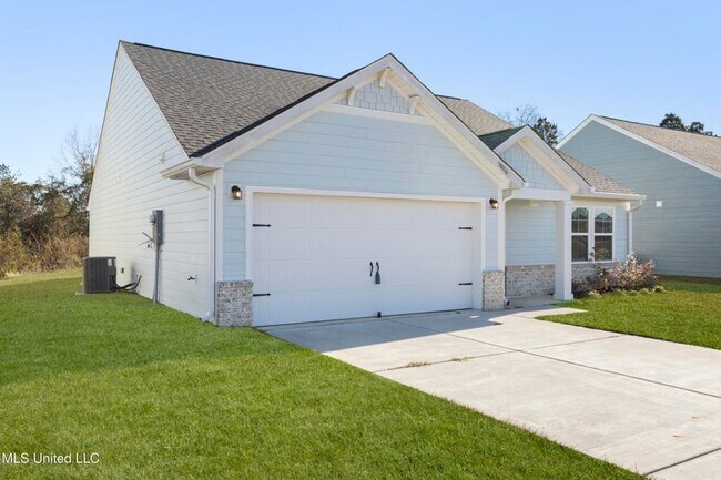 Photo - 3 Bed / 2 Bath Home – Modern Finishes & Convenient Location