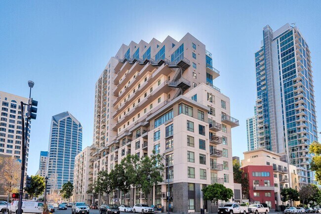 Building Photo - Urban fully furnished 1 bedroom + den, 1 b... Rental