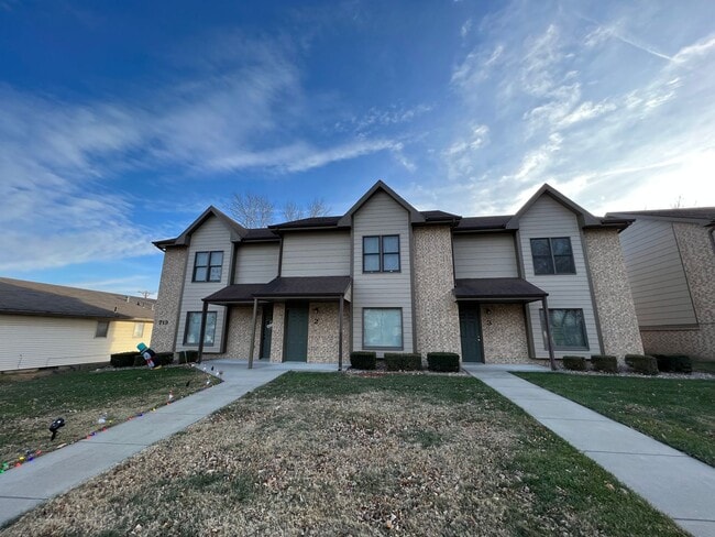 Building Photo - 727 W 8th St Unit 2