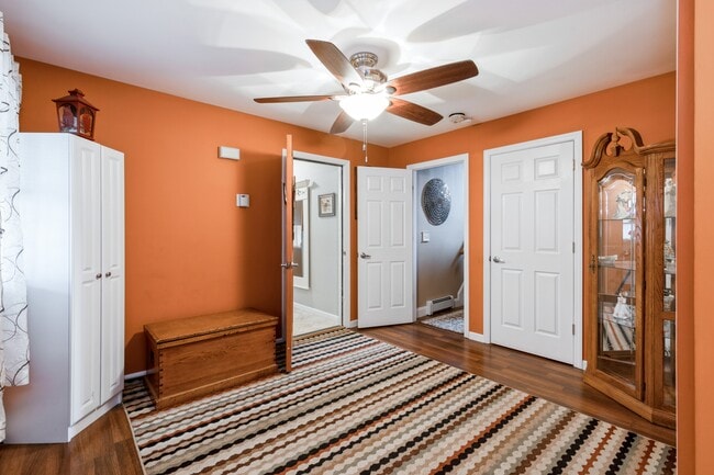 Bonus foyer room to shower lavatory - 87 Midland Blvd Unit Mid Suffolk County NY