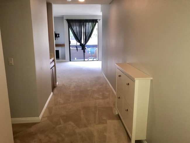 Building Photo - 14572 Dickens St Unit 105 Rental