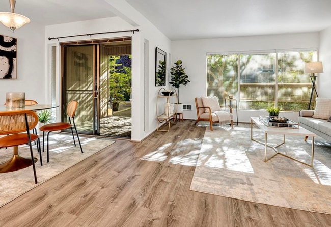 Building Photo - Downtown Bellevue 2 Bedroom 1.5 Bath 2 story Condo