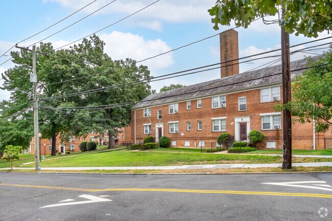 32 Chesapeake St SW