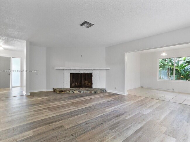 Photo - 11000 NE 9th Ave