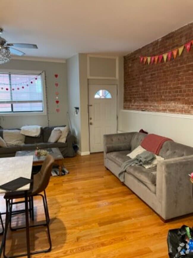 Building Photo - North End - 3 bedroom apartment (bi-level)...