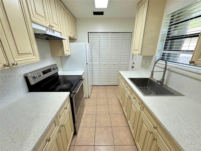 Photo - 5637 Taft St Unit 5637